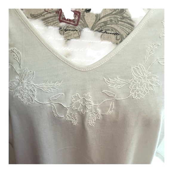 Elegant White Embroidered Women's Top - Picture 2 of 5